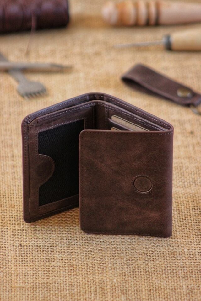 Hakiki Deri Mıknatıslı Dik Cüzdan  |  Anahtarlık Hediyeli ve Hediye Kutusunda |  Kahverengi