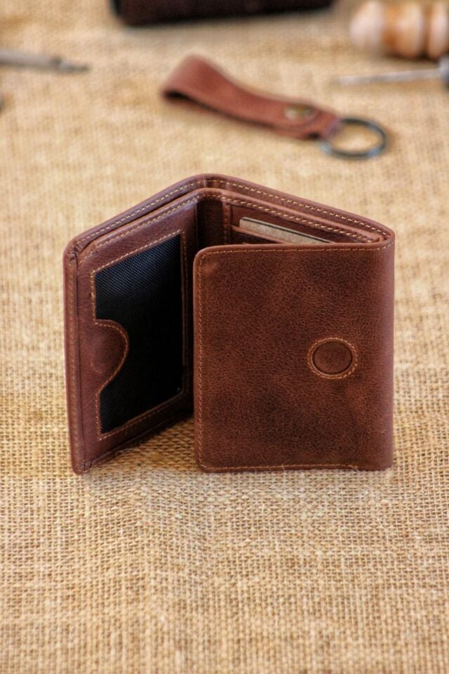 Hakiki Deri Mıknatıslı Dik Cüzdan  |  Anahtarlık Hediyeli ve Hediye Kutusunda |  Koyu Taba